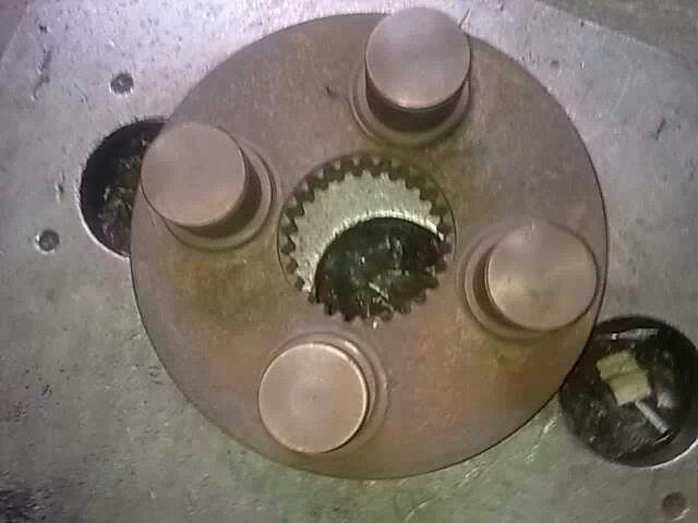 利勃海尔924挖机回转减速箱二级支架