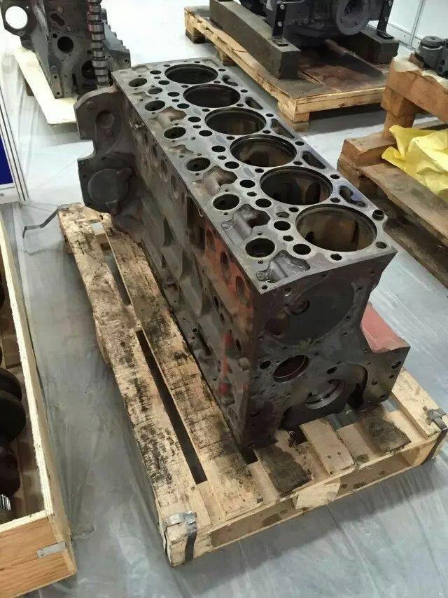 沃尔沃240挖机拆车缸体