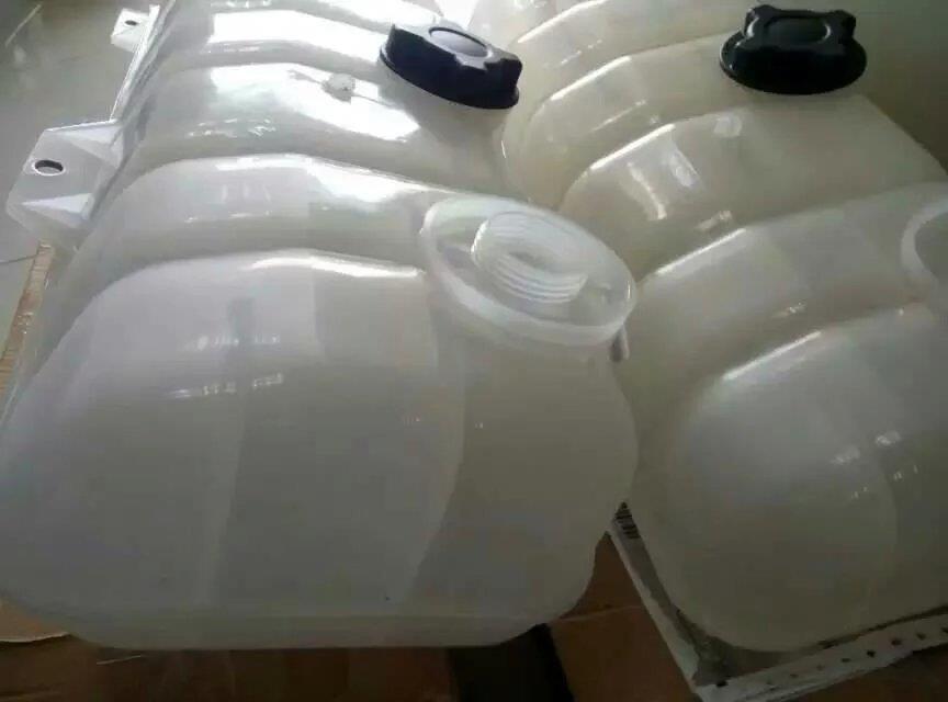 沃尔沃700副水箱